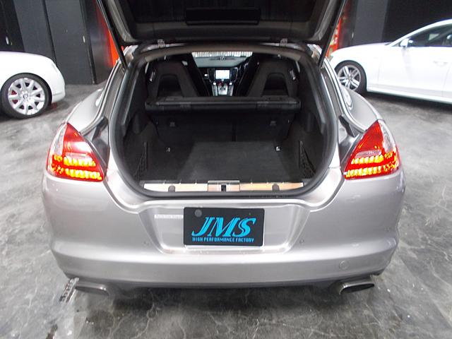 電動トランクリアゲート　トランクルームも広くてきれいです！