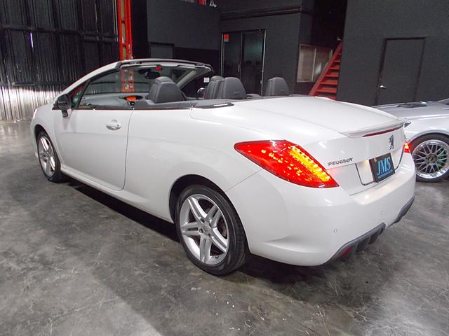 ３０８ ＣＣ　グリフ　ディーラー整備車両　整備記録簿　インテグラルレザーパッケージ　電動オープン　ＨＤＤナビ　ＣＤ録音　ＤＶＤ再生　ブルートゥース　ＵＳＢ　クルーズコントロール　ＥＴＣ　スペアキー　パークアシスト（8枚目）