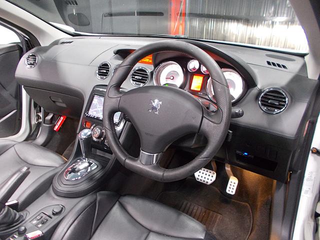 ３０８ ＣＣ　グリフ　ディーラー整備車両　整備記録簿　インテグラルレザーパッケージ　電動オープン　ＨＤＤナビ　ＣＤ録音　ＤＶＤ再生　ブルートゥース　ＵＳＢ　クルーズコントロール　ＥＴＣ　スペアキー　パークアシスト（12枚目）