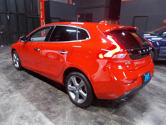 Ｖ４０ Ｔ４　ＳＥ　セーフティパッケージ　ディーラー整備車両　整備記録簿　衝突軽減ブレーキ　レーンキープ　レーダークルーズ　ブラインドスポット　パークアシスト　黒革シート　純正ナビ　地デジテレビ　ブルートゥース　ＥＴＣ（8枚目）