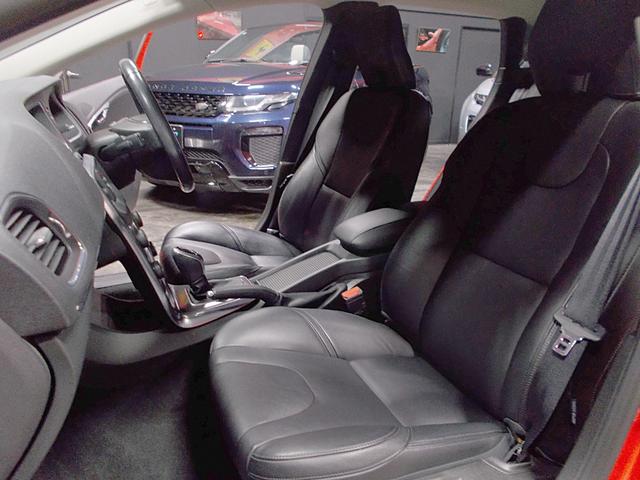 Ｖ４０ Ｔ４　ＳＥ　セーフティパッケージ　ディーラー整備車両　整備記録簿　衝突軽減ブレーキ　レーンキープ　レーダークルーズ　ブラインドスポット　パークアシスト　黒革シート　純正ナビ　地デジテレビ　ブルートゥース　ＥＴＣ（14枚目）