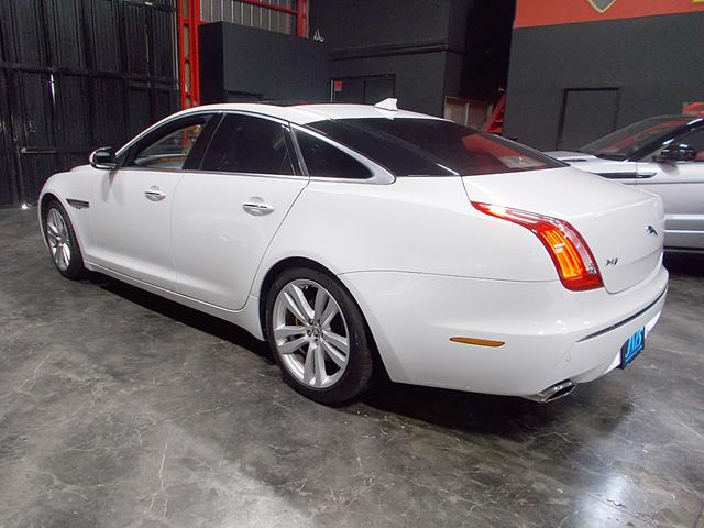 ＸＪ ＸＪ　ラグジュアリー　ディーラー整備車両　整備記録簿　ダブルガラスサンルーフ　純正１９インチ　純正ナビ地デジＢカメラ　ＣＤ録音ＤＶＤ再生ブルートゥースＵＳＢ　黒革シート　クルーズコントロール　ＥＴＣ（8枚目）