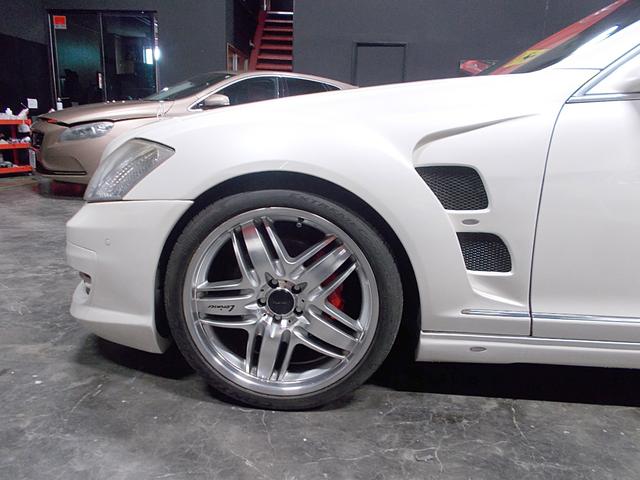 Ｓクラス Ｓ５００ロング　ロリンザーフルエアロ　ロリンザー２０インチアルミ　ロリンザールーフスポイラー＋トランクスポイラー　後期テール　サンルーフ　黒革　純正ナビ　バックカメラ　ＣＤ録音　ＤＶＤ再生　ブルートゥース　スペアキー（27枚目）