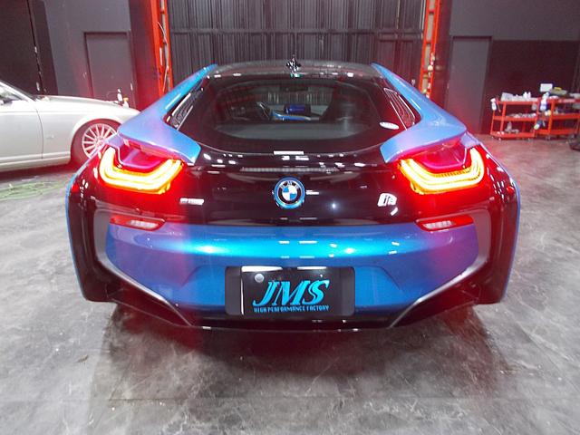 i8 ベースグレード ディーラー整備車両 整備記録簿 6速フルタイム4WDターボ+モーター インテリアデザインCARPO シザードア 衝突軽減ブレーキシステム 純正ナビ 360°カメラ ブルートゥース USB ETC(9枚目)