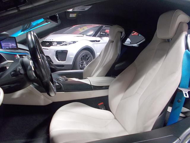 i8 ベースグレード ディーラー整備車両 整備記録簿 6速フルタイム4WDターボ+モーター インテリアデザインCARPO シザードア 衝突軽減ブレーキシステム 純正ナビ 360°カメラ ブルートゥース USB ETC(16枚目)