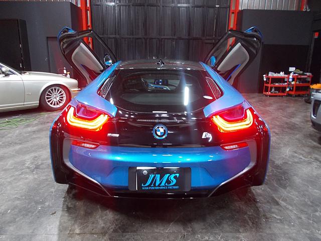 i8 ベースグレード ディーラー整備車両 整備記録簿 6速フルタイム4WDターボ+モーター インテリアデザインCARPO シザードア 衝突軽減ブレーキシステム 純正ナビ 360°カメラ ブルートゥース USB ETC(30枚目)