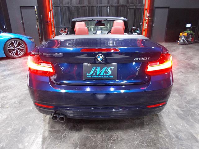 ２シリーズ ２２０ｉカブリオレ　スポーツ　ディーラー整備車両　８速ＡＴターボ　電動オープン　衝突軽減ブレーキ　レーンキープアシスト　社外ナビ　赤革シート　クルーズコントロール　プッシュスタート　スマートキー　パドルシフト　ＥＴＣ　スペアキー（7枚目）