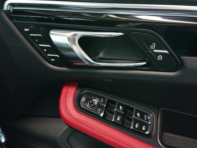 マカン マカン スポクロ/スポエグ/エアサス/赤革/20インチAW/14way電動シート/PDLS+付ティンテッドLED/ヘッドレストポルシェクレスト/レーンキーピング/ヒーター付ステアリング/カラークレストキャップ(23枚目)