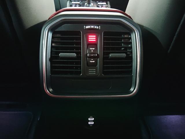 マカン マカン スポクロ/スポエグ/エアサス/赤革/20インチAW/14way電動シート/PDLS+付ティンテッドLED/ヘッドレストポルシェクレスト/レーンキーピング/ヒーター付ステアリング/カラークレストキャップ(25枚目)