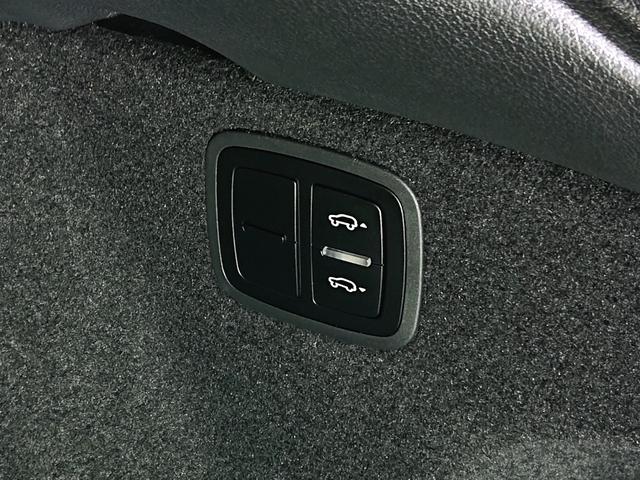 マカン マカン スポクロ/スポエグ/エアサス/赤革/20インチAW/14way電動シート/PDLS+付ティンテッドLED/ヘッドレストポルシェクレスト/レーンキーピング/ヒーター付ステアリング/カラークレストキャップ(32枚目)