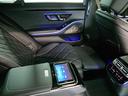 リアコンフォートパッケージが装備されており、助手席側の後席にはフットレスト付きとなります。ワイヤレスのヘッドホンも付属してます。