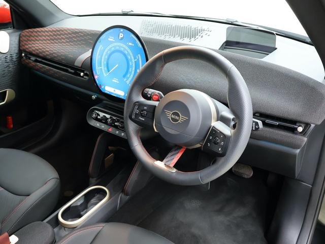 MINI JCW E ジョン・クーパー・ワークス・トリム 認定中古車/ナビ/アップルカープレイ/アンドロイドオート/ACC/ETC/電動シート/シートヒーター/ステアリングヒーター/ハーマンカードンスピーカー/18AW/全周囲カメラ/衝突軽減ブレーキ(3枚目)