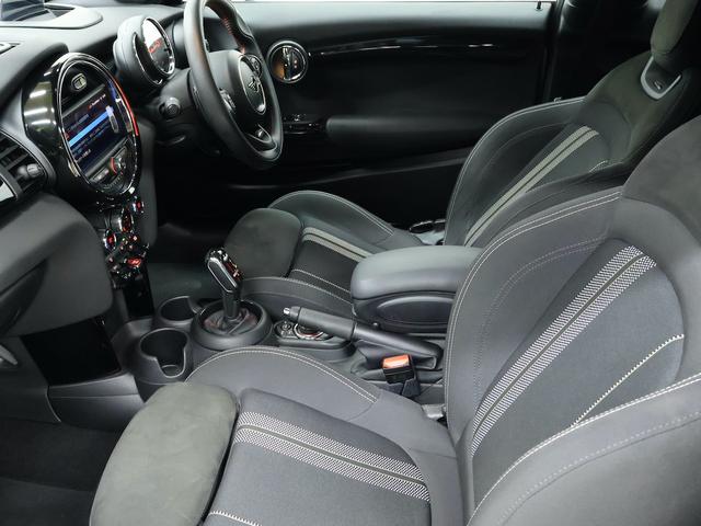 ＭＩＮＩ ジョンクーパーワークス　認定中古車／ナビ／ハーマンカードンスピーカー／ピアノブラックエクステリア／ヘッドアップディスプレイ／ＡＣＣ／ＥＴＣ／１７ＡＷ／リアセンサー／ＬＥＤヘッドライト／パドルシフト／衝突軽減ブレーキ（12枚目）