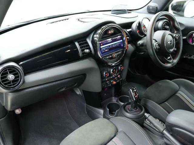 ＭＩＮＩ ジョンクーパーワークス　認定中古車／ナビ／ハーマンカードンスピーカー／ピアノブラックエクステリア／ヘッドアップディスプレイ／ＡＣＣ／ＥＴＣ／１７ＡＷ／リアセンサー／ＬＥＤヘッドライト／パドルシフト／衝突軽減ブレーキ（39枚目）