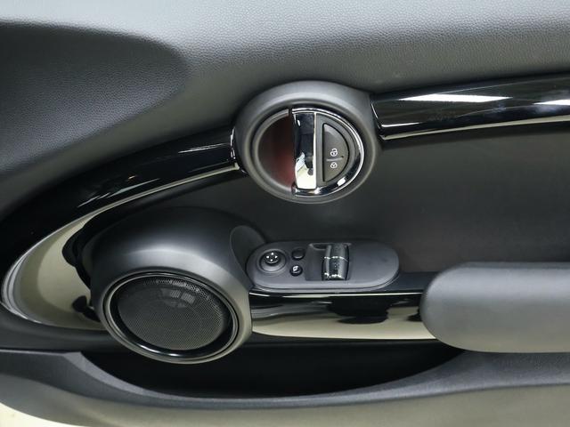 ＭＩＮＩ ジョンクーパーワークス　認定中古車／ナビ／ハーマンカードンスピーカー／ピアノブラックエクステリア／ヘッドアップディスプレイ／ＡＣＣ／ＥＴＣ／１７ＡＷ／リアセンサー／ＬＥＤヘッドライト／パドルシフト／衝突軽減ブレーキ（42枚目）