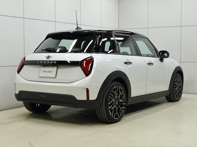 ＭＩＮＩ クーパーＣ　フェイバリット・トリム　認定中古車／ナビ／アップルカープレイ／アンドロイドオート／１８ＡＷ／ＡＣＣ／ＥＴＣ／ＬＥＤヘッドライト／バックカメラ／前後センサー／シートヒーター／ステアリングヒーター／衝突軽減ブレーキ（2枚目）