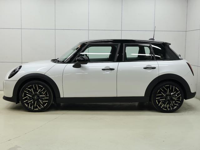 ＭＩＮＩ クーパーＣ　フェイバリット・トリム　認定中古車／ナビ／アップルカープレイ／アンドロイドオート／１８ＡＷ／ＡＣＣ／ＥＴＣ／ＬＥＤヘッドライト／バックカメラ／前後センサー／シートヒーター／ステアリングヒーター／衝突軽減ブレーキ（7枚目）