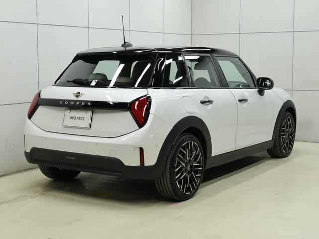 ＭＩＮＩ クーパーＣ　フェイバリット・トリム　認定中古車／ナビ／アップルカープレイ／アンドロイドオート／１８ＡＷ／ＡＣＣ／ＥＴＣ／ＬＥＤヘッドライト／バックカメラ／前後センサー／シートヒーター／ステアリングヒーター／衝突軽減ブレーキ（9枚目）
