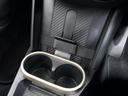 センターコンソールに非接触充電ポートとＵＳＢタイプＣが二口付いております。ドリンクホルダーもあります。