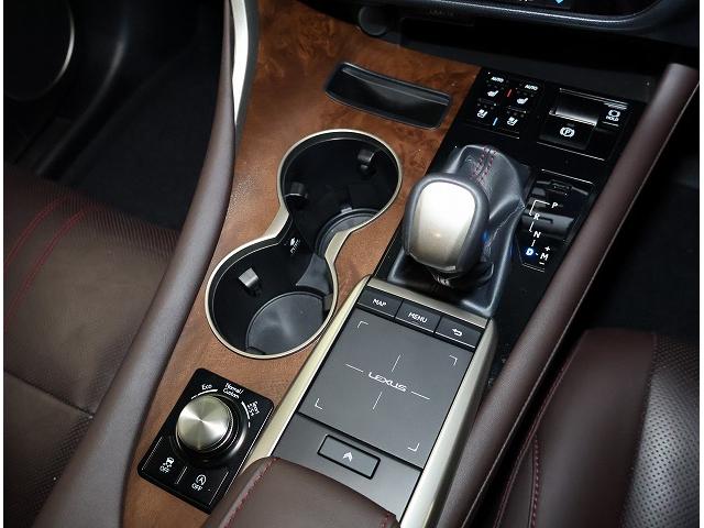 ＲＸ ＲＸ３００　バージョンＬ　”ＶｅｒｓｉｏｎＬ”ボディーカラー／ソニッククオーツ／内装／セミアニリン本革／ノーブルブラウン／ウォールナット／三眼フルＬＥＤヘッドランプ（12枚目）