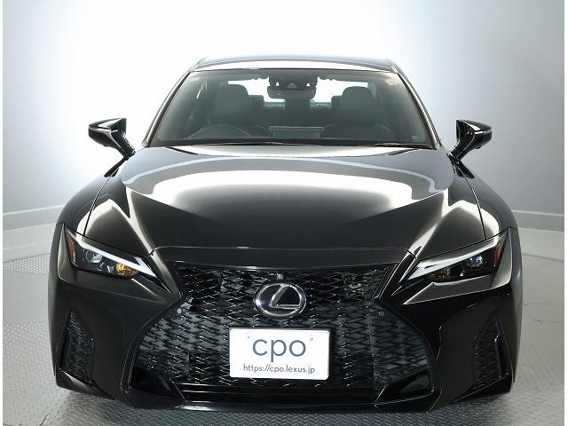 低重心で挑発的なイメージを大胆に追及することで、これまでなかったワイド＆ローで流麗なクーペシルエットを生み出しました。