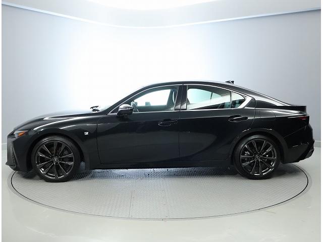 抑揚のあるサイドビューは、フロントタイヤから始まる立体的で低いフロントフェンダーをアピールし、リヤタイヤに向かって裾野を伸ばし左右幅を絞ったキャビンと張り出したフレアとの落差で挑発したシルエットに。