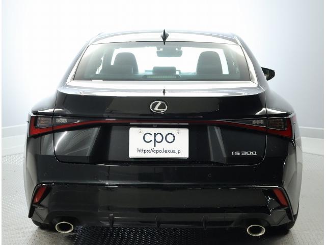 過去のＦＲスポーツセダンにはなかったデザイン、そのデザインを実現するために新しい工法を開発、複雑で立体的な形状。ここに極めてシャープなラインを通すデザインは革新によって生み出されました。