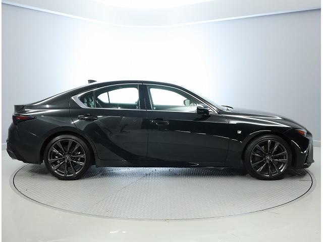 大径タイヤの存在感が際だつ、グラマラスでワイド＆ローなスタンス。匠の技が可能にしたこれまでにない彫の深さやシャープな造形。ＦＲセダンの本質に迫りました。