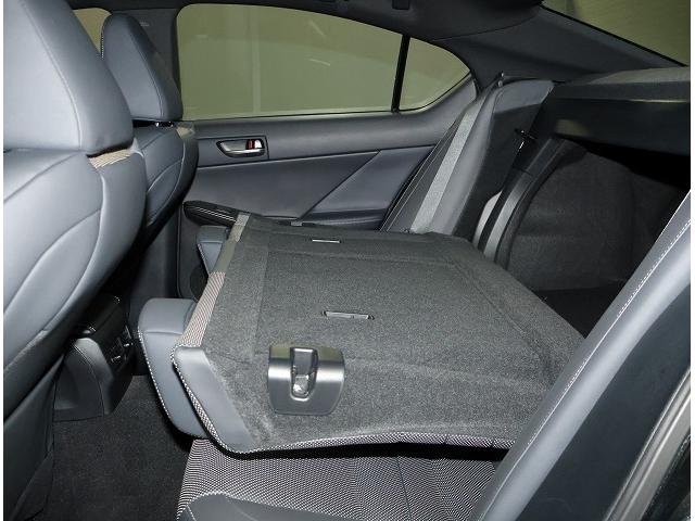 後席背もたれを前に倒すことで長尺物の積載も可能です。