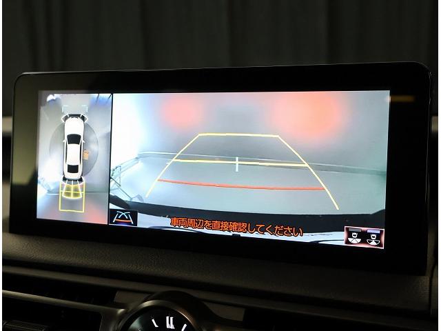 車両の前後左右に搭載したカメラから取り込んだ映像を合成し、上から車両を見下ろしたような映像をナビ画面に表示。運転席から目視しにくい車両周囲の状況をリアルタイムで確認できます。