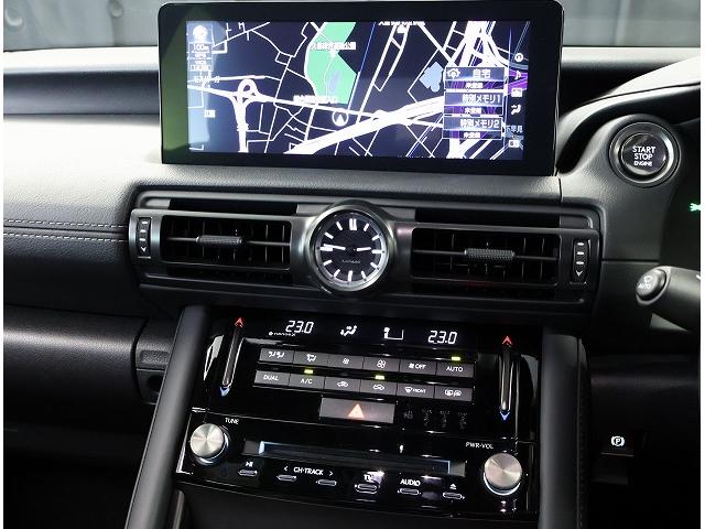 機能性・操作性に優れ、安心感につながる先進安全テクノロジーを感じるコックピット