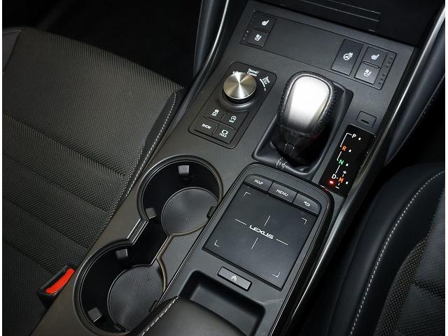 操作性に優れインパネ回りの美しさを追求したスイッチ類