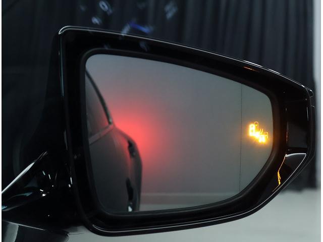 確認しにくい後側方エリアの車両や急接近してくる車両も感知するとウインカー内のインジケーターが点滅し注意喚起します。