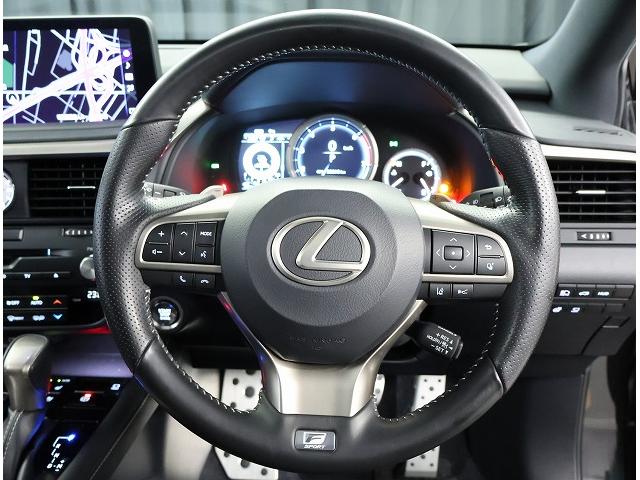 �i�r�f�B�X�v���C�ƃ��[�^�[���f�B�X�v���C���A�g�B�I�[�f�B�I���A�n���Y�t���[�d�b�̒��M�ʒm�A�ȈՃi�r�\���Ȃǂ��h���C�o�[���ʂ̃��[�^�[���f�B�X�v���C�ɕ\������A�X�e�A�����O�X�C�b�`�Ő؂�ւ�����B