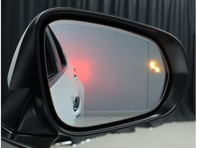 左右後方から接近する車両を検知するブラインドスポットモニター装備です。