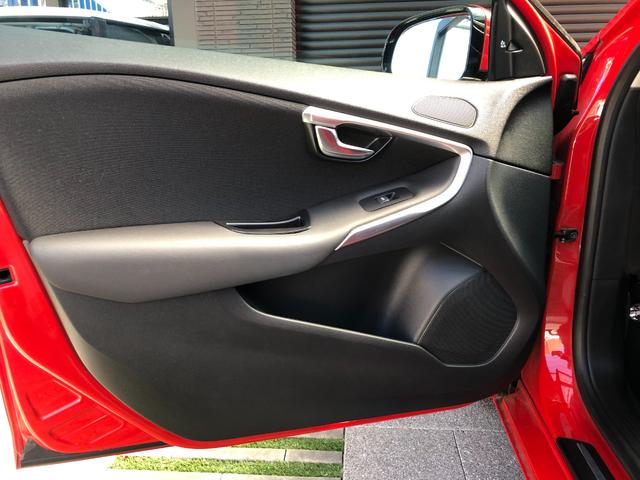 Ｖ４０ Ｔ４　ＳＥ　走行４．０万キロ・カギ２本・取扱説明書・整備記録簿７枚・ＥＴＣ・Ｂｌｕｅｔｏｏｔｈ・地デジＴＶ・純正ナビ・クリアランスソナー・バックカメラ・シートヒーター・オートライト・純正１７インチホイル（52枚目）
