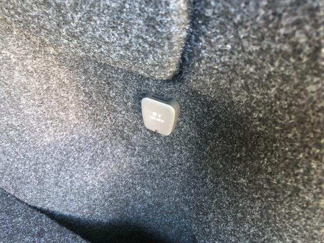 Ｖ４０ Ｔ４　ＳＥ　走行４．０万キロ・カギ２本・取扱説明書・整備記録簿７枚・ＥＴＣ・Ｂｌｕｅｔｏｏｔｈ・地デジＴＶ・純正ナビ・クリアランスソナー・バックカメラ・シートヒーター・オートライト・純正１７インチホイル（61枚目）