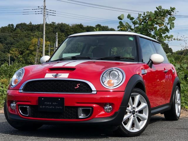 ＭＩＮＩ クーパーＳ　走行５．６万キロ・１オーナー車・禁煙・カギ２本・ディーラー整備記録簿７枚・取扱説明書・ＥＴＣ・キセノン・ヘッドライトウォッシャー・ポータブルナビ・ＴＶ・ＡＵＸ接続・純正１７インチ・ボンネットストライプ（4枚目）