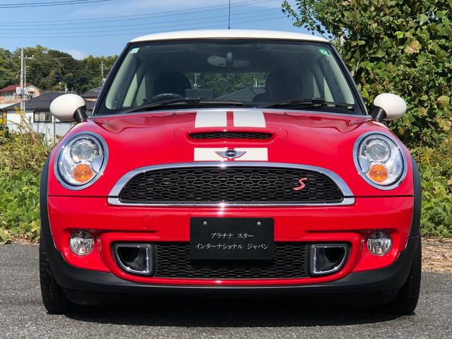 ＭＩＮＩ クーパーＳ　走行５．６万キロ・１オーナー車・禁煙・カギ２本・ディーラー整備記録簿７枚・取扱説明書・ＥＴＣ・キセノン・ヘッドライトウォッシャー・ポータブルナビ・ＴＶ・ＡＵＸ接続・純正１７インチ・ボンネットストライプ（5枚目）