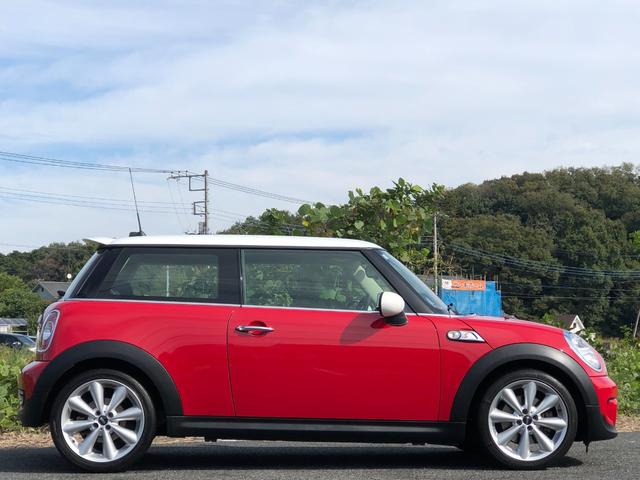 ＭＩＮＩ クーパーＳ　走行５．６万キロ・１オーナー車・禁煙・カギ２本・ディーラー整備記録簿７枚・取扱説明書・ＥＴＣ・キセノン・ヘッドライトウォッシャー・ポータブルナビ・ＴＶ・ＡＵＸ接続・純正１７インチ・ボンネットストライプ（11枚目）