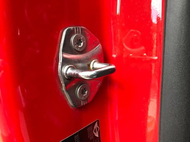 ＭＩＮＩ クーパーＳ　走行５．６万キロ・１オーナー車・禁煙・カギ２本・ディーラー整備記録簿７枚・取扱説明書・ＥＴＣ・キセノン・ヘッドライトウォッシャー・ポータブルナビ・ＴＶ・ＡＵＸ接続・純正１７インチ・ボンネットストライプ（39枚目）