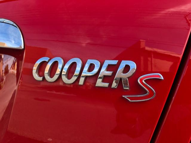 ＭＩＮＩ クーパーＳ　走行５．６万キロ・１オーナー車・禁煙・カギ２本・ディーラー整備記録簿７枚・取扱説明書・ＥＴＣ・キセノン・ヘッドライトウォッシャー・ポータブルナビ・ＴＶ・ＡＵＸ接続・純正１７インチ・ボンネットストライプ（58枚目）