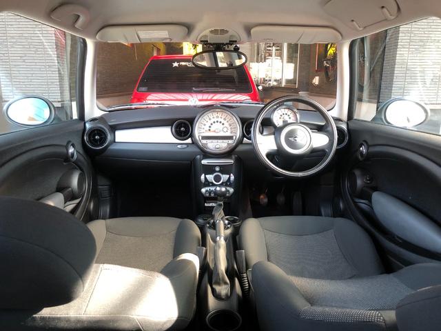ＭＩＮＩ クーパー　クラブマン　６速ＭＴ・禁煙・ＥＴＣ・ＡＵＸ・ＣＤ・ラジオ・電動格納ミラー・純正１５インチ・プライバシーガラスリア３面・キセノン・ヘッドライトウォッシャー・プッシュスタート・１．６リッター４気筒　直噴ＮＡエンジン（12枚目）