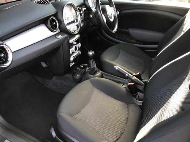 ＭＩＮＩ クーパー　クラブマン　６速ＭＴ・禁煙・ＥＴＣ・ＡＵＸ・ＣＤ・ラジオ・電動格納ミラー・純正１５インチ・プライバシーガラスリア３面・キセノン・ヘッドライトウォッシャー・プッシュスタート・１．６リッター４気筒　直噴ＮＡエンジン（15枚目）