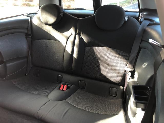 ＭＩＮＩ クーパー　クラブマン　６速ＭＴ・禁煙・ＥＴＣ・ＡＵＸ・ＣＤ・ラジオ・電動格納ミラー・純正１５インチ・プライバシーガラスリア３面・キセノン・ヘッドライトウォッシャー・プッシュスタート・１．６リッター４気筒　直噴ＮＡエンジン（16枚目）