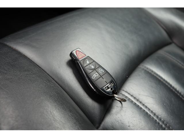 5.7HEMI 08後期モデル GIMMICモディファイキット フロントバンパーエアロ サイドステップ リアアンダーエアロ トランクスポイラー 24インチホイール GIMMICデュアルマフラー ブラックレザーシート(63枚目)