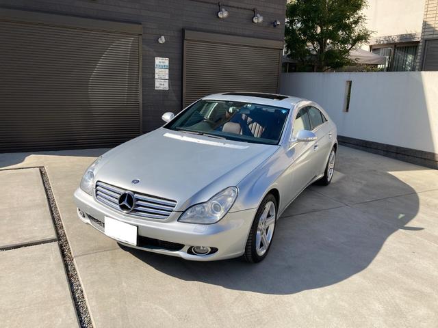 ＣＬＳ５００　ディーラー車　自動車税込　禁煙車　本革シート（ワインレッド）　サンルーフ　ＥＴＣ　エアサス　ウッドステアリング　ウッドシフト　純正ナビ　スペアキー　取扱説明書　整備手帳　スペアタイヤ　ＳＢＣ交換済み(2枚目)