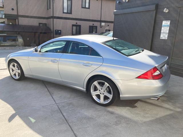 ＣＬＳ５００　ディーラー車　自動車税込　禁煙車　本革シート（ワインレッド）　サンルーフ　ＥＴＣ　エアサス　ウッドステアリング　ウッドシフト　純正ナビ　スペアキー　取扱説明書　整備手帳　スペアタイヤ　ＳＢＣ交換済み(4枚目)