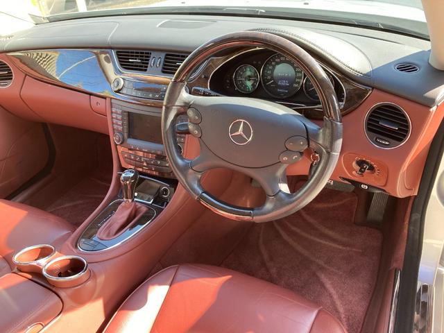 ＣＬＳ５００　ディーラー車　自動車税込　禁煙車　本革シート（ワインレッド）　サンルーフ　ＥＴＣ　エアサス　ウッドステアリング　ウッドシフト　純正ナビ　スペアキー　取扱説明書　整備手帳　スペアタイヤ　ＳＢＣ交換済み(6枚目)