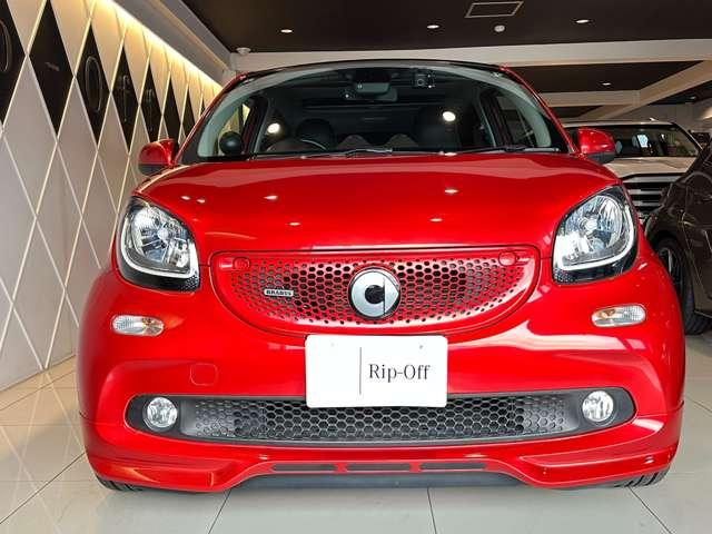 スマートフォーフォー BRABUS エクスクルーシブ レッド リミテッド ツイナミック 障害物センサー ナビ バックカメラ 横滑り防止装置 盗難防止装置 過給器設定モデル ミュージックプレイヤー接続可 ETC ドライブレコーダー 本革シート シートヒーター ガラスルーフ(2枚目)